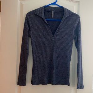 Long sleeve tight-fitting v-neck top